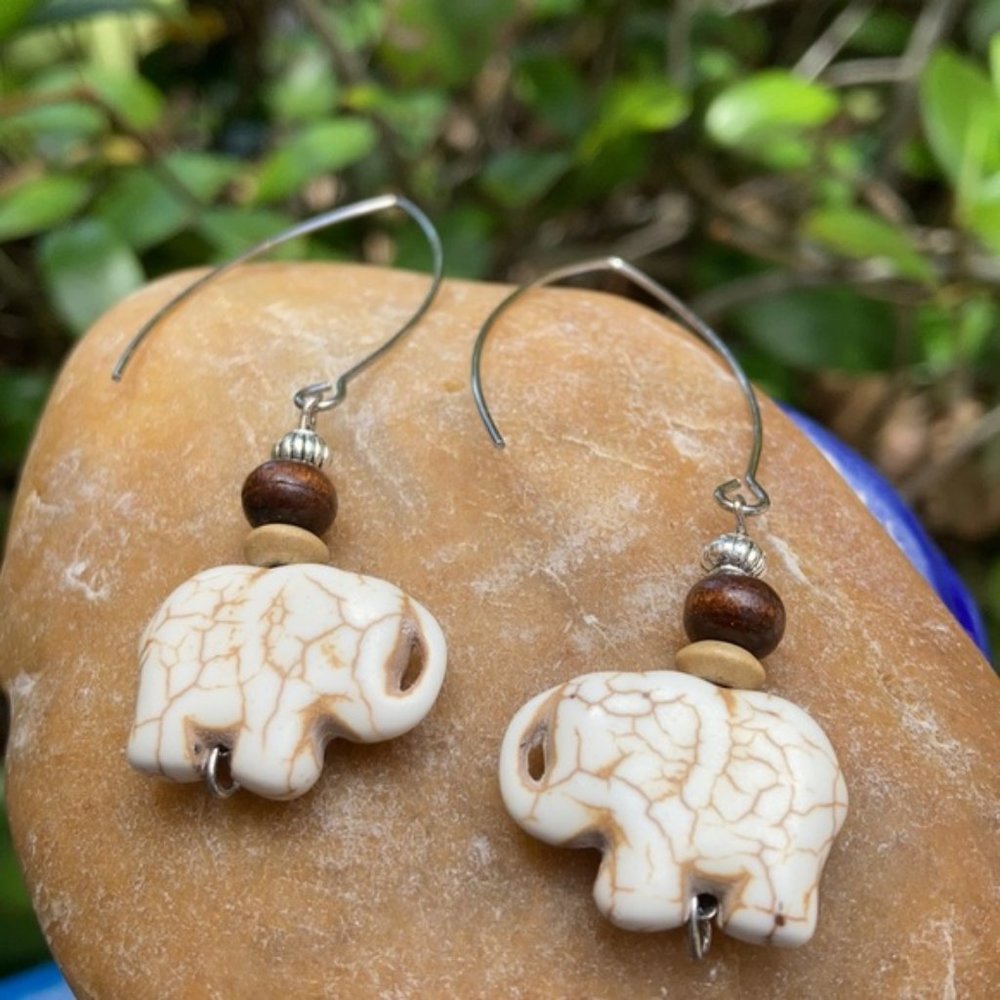 Boho Rustic White howlite stone Elephant earrings - Picture 1 of 10